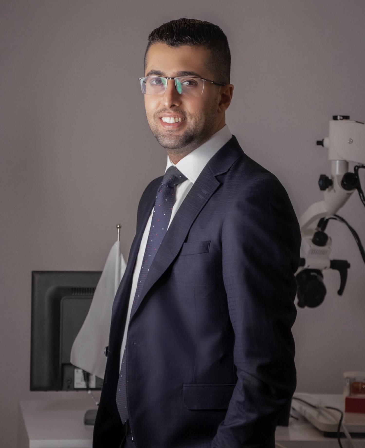 صورة شخصية للدكتور أحمد الشريدة في عيادته